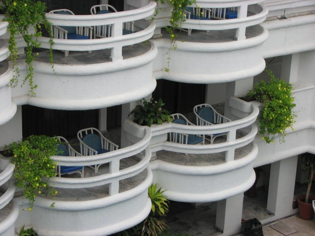 Hotel Y Suites Plaza Manzanillo Kültér fotó